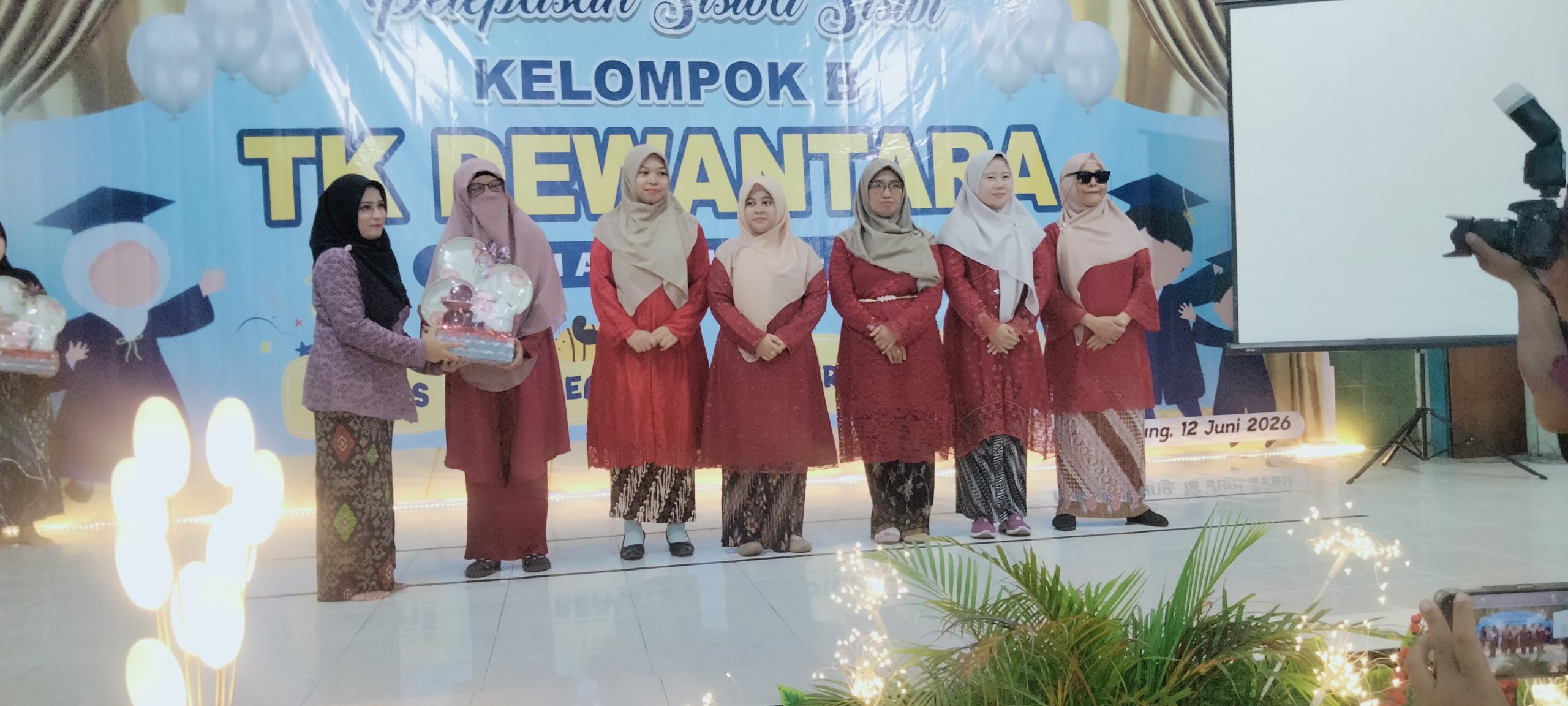 Pelepasan Siswa- Siswa TK Dewantara Kedungjajang Berlangsung Haru, Orang Tua dan Guru Antar Anak Menuju Jenjang Pendidikan Dasar