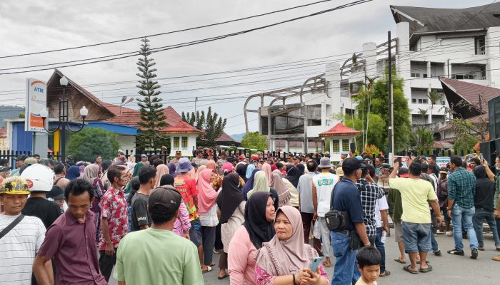 Ribuan Warga Kepung Kantor Bupati Tapanuli Tengah, Kekecewaan Korban Bencana Memuncak