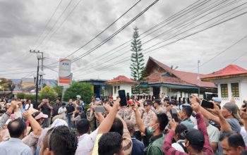 Ribuan Warga Kepung Kantor Bupati Tapanuli Tengah, Kekecewaan Korban Bencana Memuncak Ribuan Warga Kepung Kantor Bupati Tapanuli Tengah, Kekecewaan Korban Bencana Memuncak