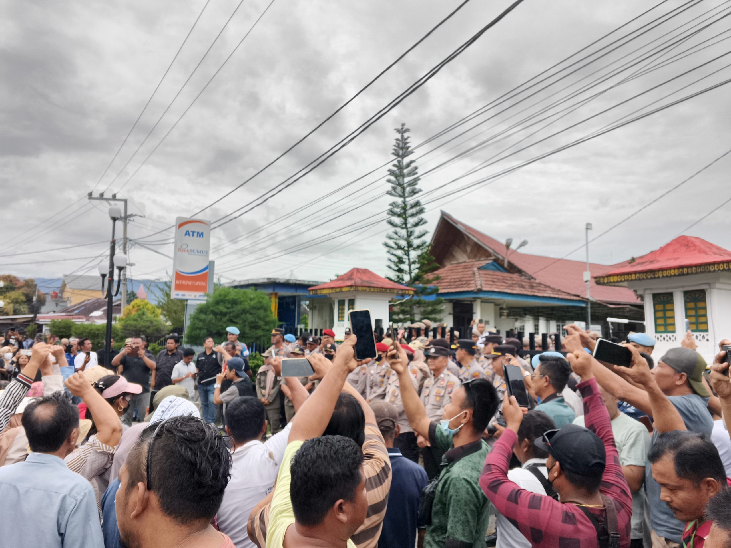 Ribuan Warga Kepung Kantor Bupati Tapanuli Tengah, Kekecewaan Korban Bencana Memuncak
