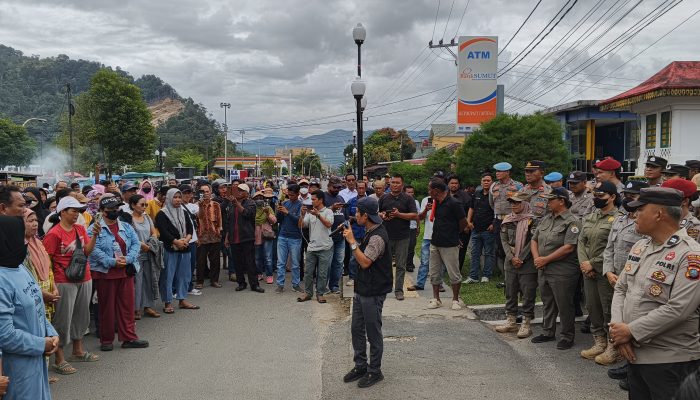 Ribuan Warga Kepung Kantor Bupati Tapanuli Tengah, Kekecewaan Korban Bencana Memuncak