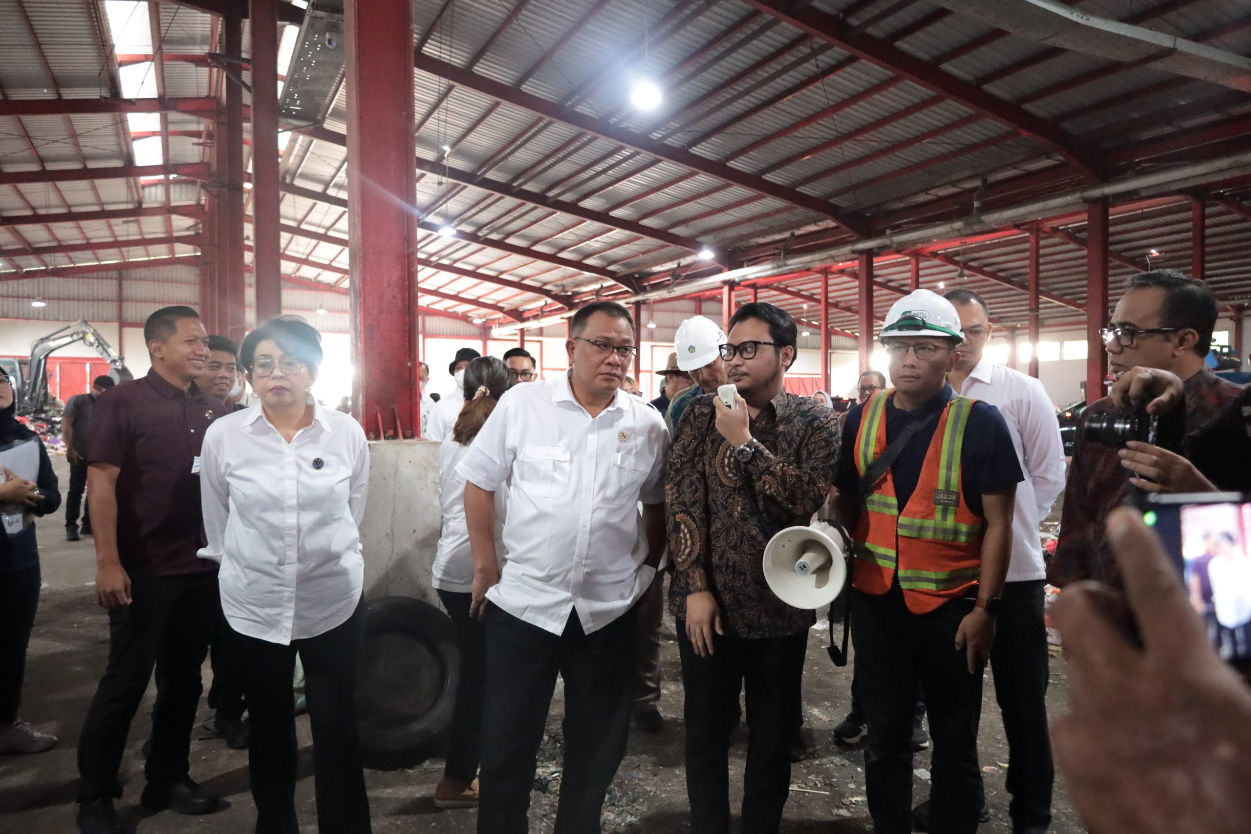 Bukan Tutup TPA, Menteri LH Jumhur Tegaskan Stop 'Open Dumping' dan Dorong Ekosistem 'Green Jobs' di Bali Bukan Tutup TPA, Menteri LH Jumhur Tegaskan Stop 'Open Dumping' dan Dorong Ekosistem 'Green Jobs' di Bali