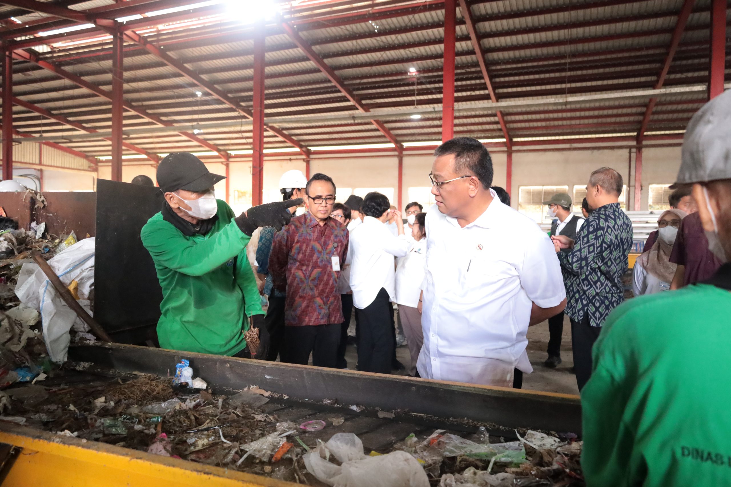 Bukan Tutup TPA, Menteri LH Jumhur Tegaskan Stop 'Open Dumping' dan Dorong Ekosistem 'Green Jobs' di Bali