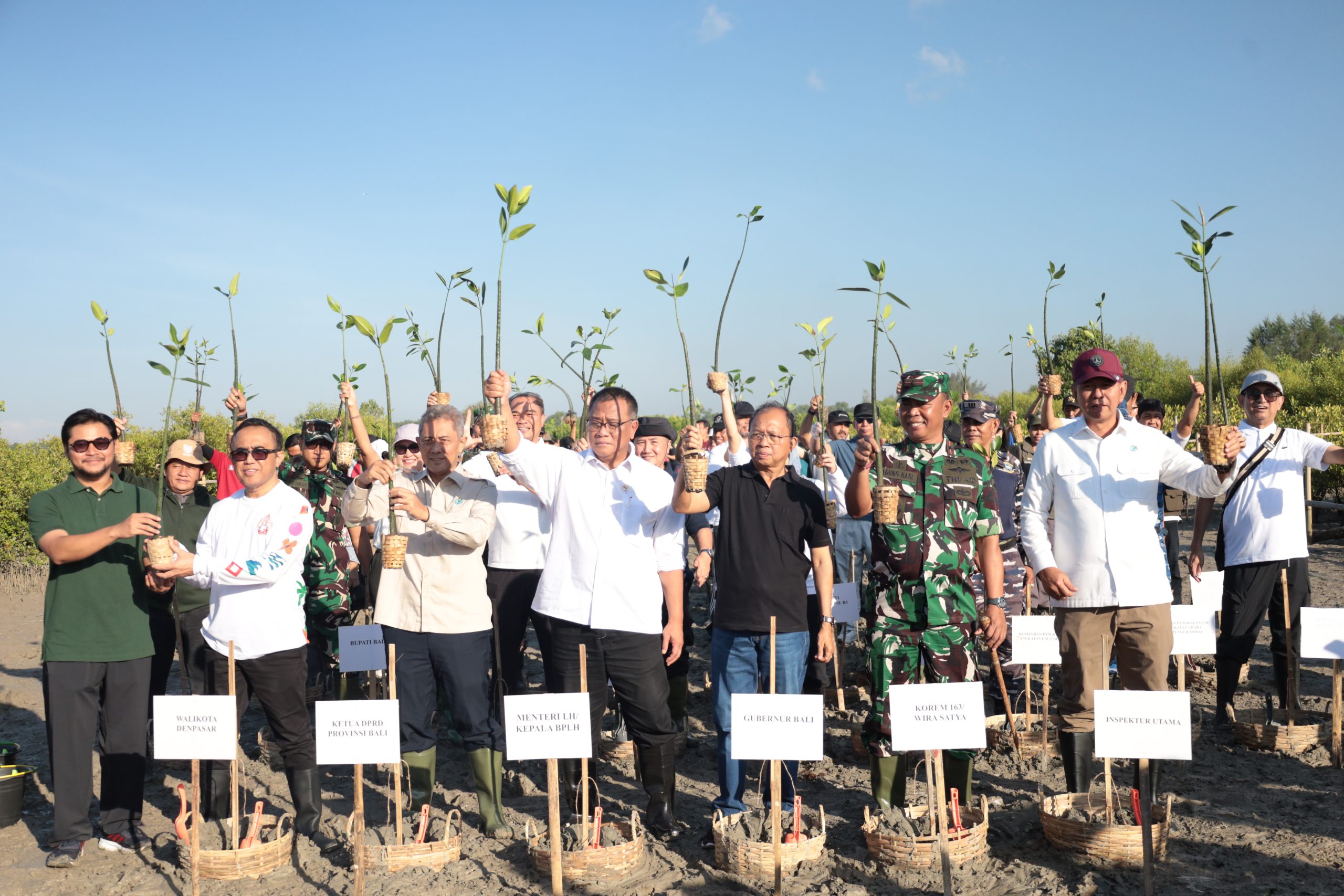 Mulai 1 Juli, Menteri Lingkungan Hidup Jumhur dan Pemprov Bali Serukan Warga Wajib Pilah Sampah 100 Persen Mulai 1 Juli, Menteri Lingkungan Hidup Jumhur dan Pemprov Bali Serukan Warga Wajib Pilah Sampah 100 Persen