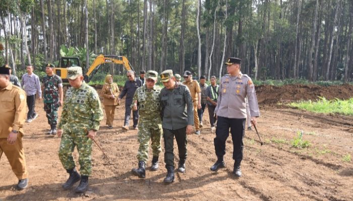 Pangdam Rudy Saladin Tinjau Calon Markas Yonif TP Bondowoso, Kapolres AKBP Aryo Dwi Wibowo Hadir Bersama Forkopimda Pangdam Rudy Saladin Tinjau Calon Markas Yonif TP Bondowoso, Kapolres AKBP Aryo Dwi Wibowo Hadir Bersama Forkopimda