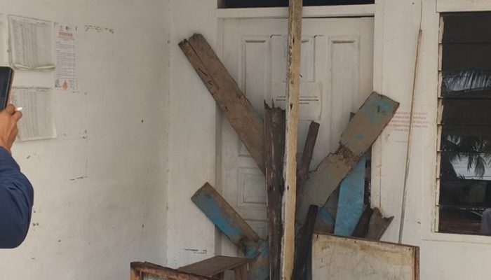 Kantor Lurah Budi Luhur Disegel Warga! Kemarahan Meledak Akibat Jadup Tak Kunjung Cair dan Dugaan Pendataan Bantuan Sarat Kejanggalan