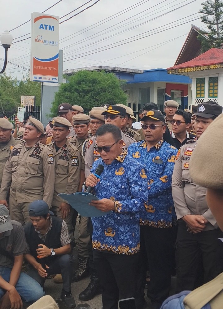 Ribuan Warga Kepung Kantor Bupati Tapanuli Tengah, Janji Jadup Dipertanyakan, Kehadiran Mendadak Bupati Tuai Sorotan