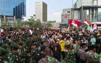 Massa Aksi BEM UI Hendak Menuju Bundaran HI Dihadang TNI-POLRI, Ini 5 Tuntutannya