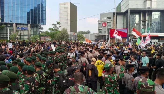 Massa Aksi BEM UI Hendak Menuju Bundaran HI Dihadang TNI-POLRI, Ini 5 Tuntutannya