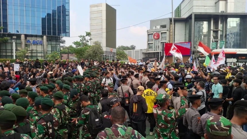 Massa Aksi BEM UI Hendak Menuju Bundaran HI Dihadang TNI-POLRI, Ini 5 Tuntutannya