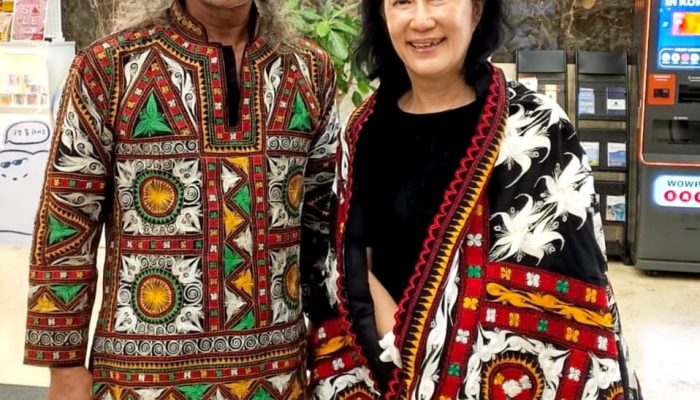 Senyum Ibu Sagong Kyung saat Mengenakan Kain Adat Gayo