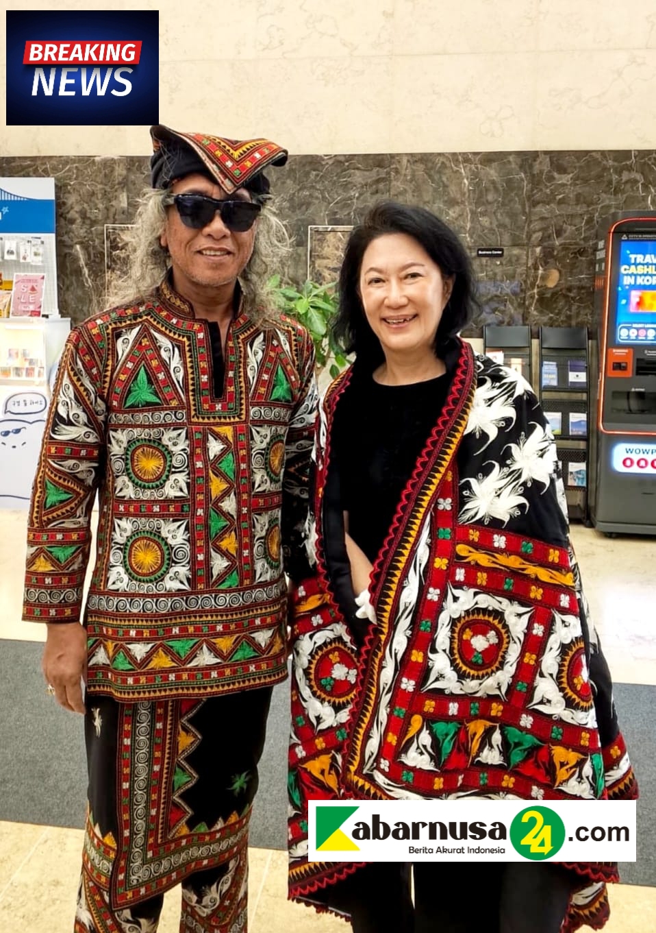 Senyum Ibu Sagong Kyung saat Mengenakan Kain Adat Gayo