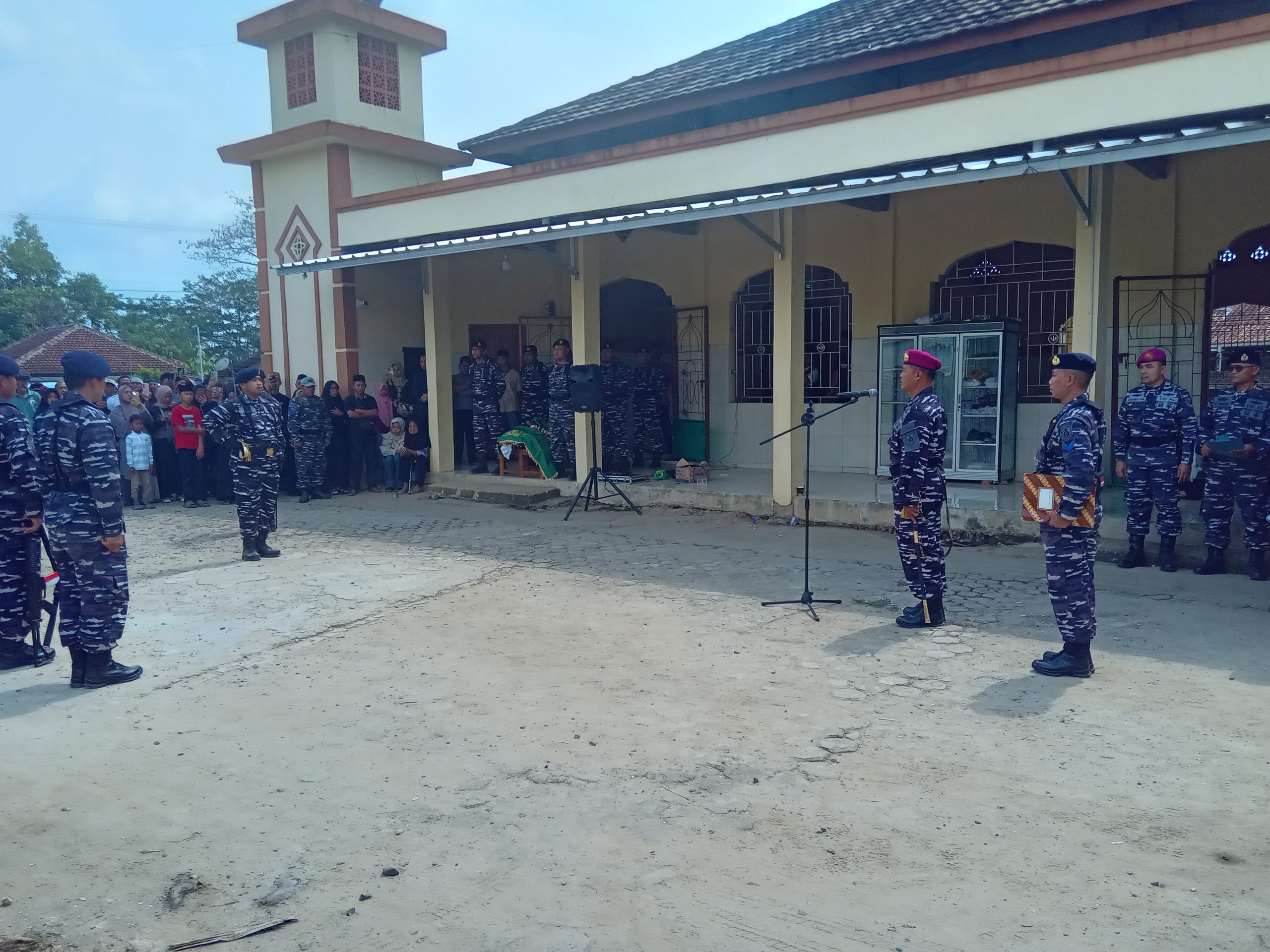 Prajurit TNI AL Oka Mulyanto Dimakamkan Secara Militer, Prosesi Pelepasan Berlangsung Penuh Haru