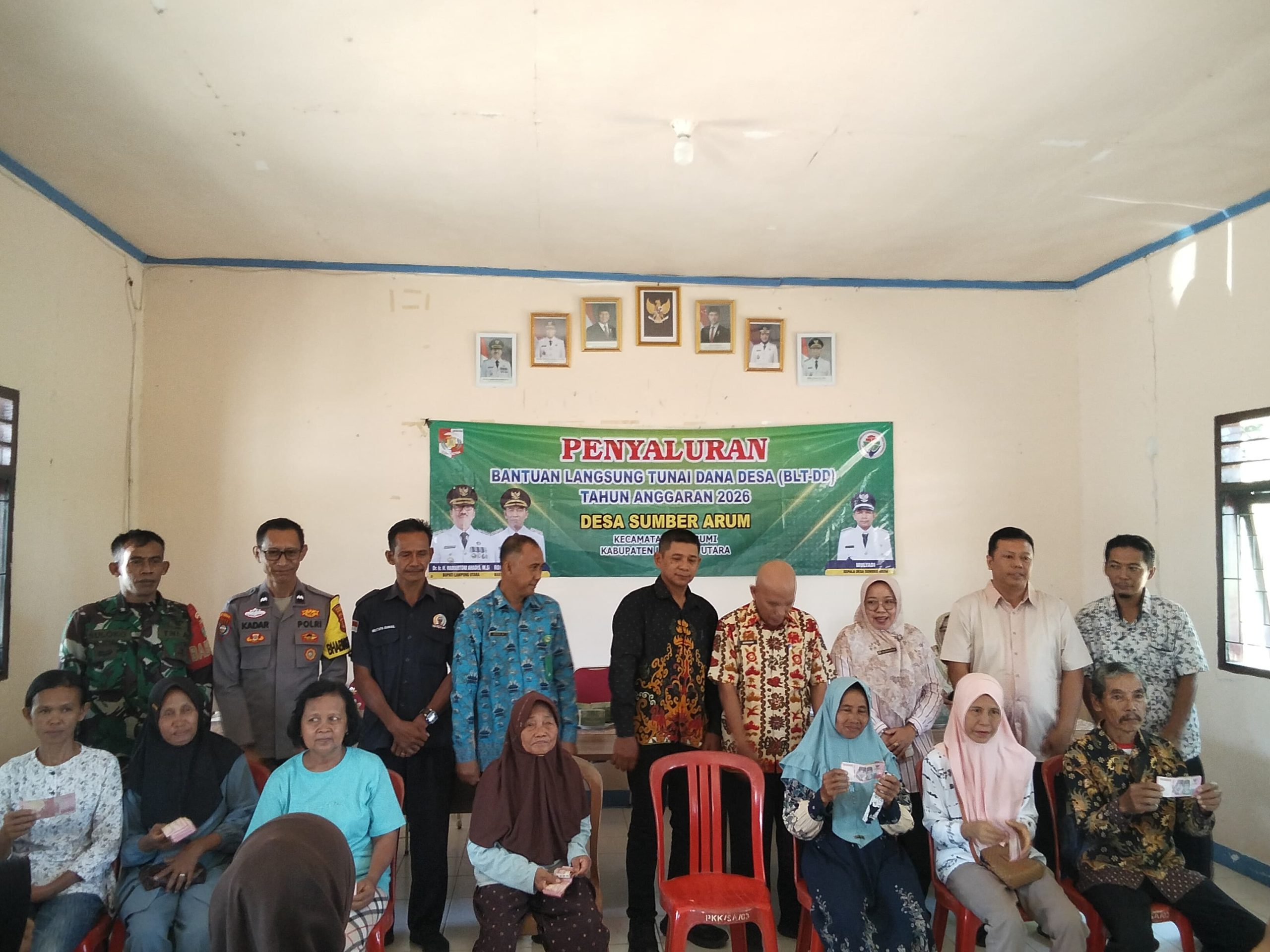 Bhabinkamtibmas Polsek Kotabumi Kota Hadiri Penyaluran BLT Dana Desa dan Rembuk Stunting di Desa Sumber Arum