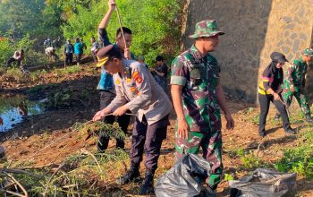 Wakapolres Lampung Utara Hadiri Gerakan Raden Inten Asri Bersihkan Sampah di Aliran Sungai Way Rarem Wakapolres Lampung Utara Hadiri Gerakan Raden Inten Asri Bersihkan Sampah di Aliran Sungai Way Rarem