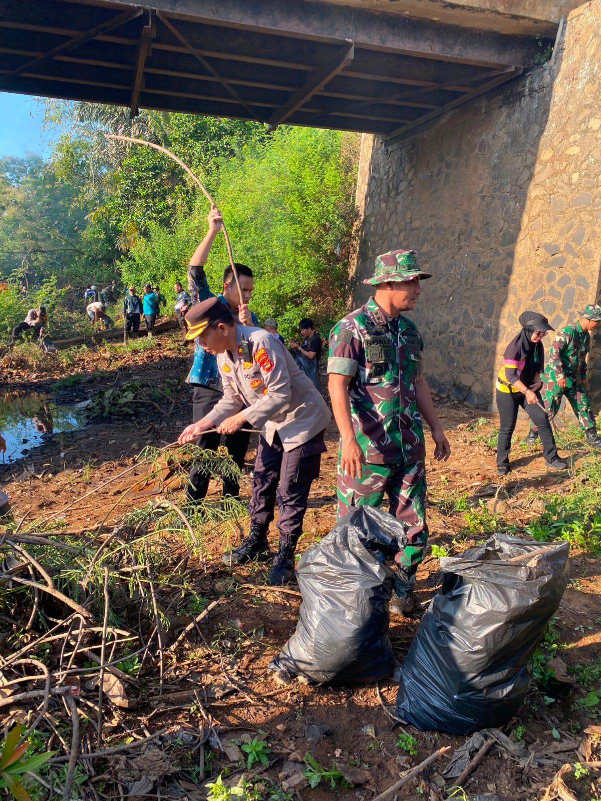 Wakapolres Lampung Utara Hadiri Gerakan Raden Inten Asri Bersihkan Sampah di Aliran Sungai Way Rarem