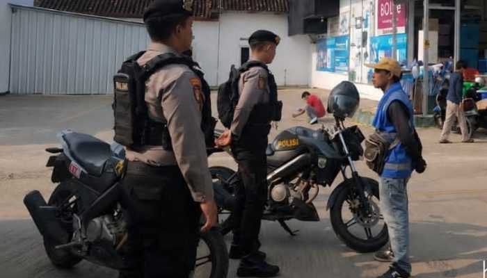 Jaga Kamtibmas,Patroli R2 Polres Lampung Utara Berikan Imbauan  Kepada Juru Parkir dan  Sisir Permukiman  Serta Jalinsum