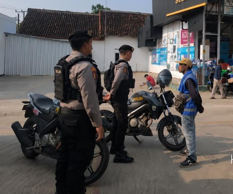 Jaga Kamtibmas,Patroli R2 Polres Lampung Utara Berikan Imbauan Kepada Juru Parkir dan Sisir Permukiman Serta Jalinsum