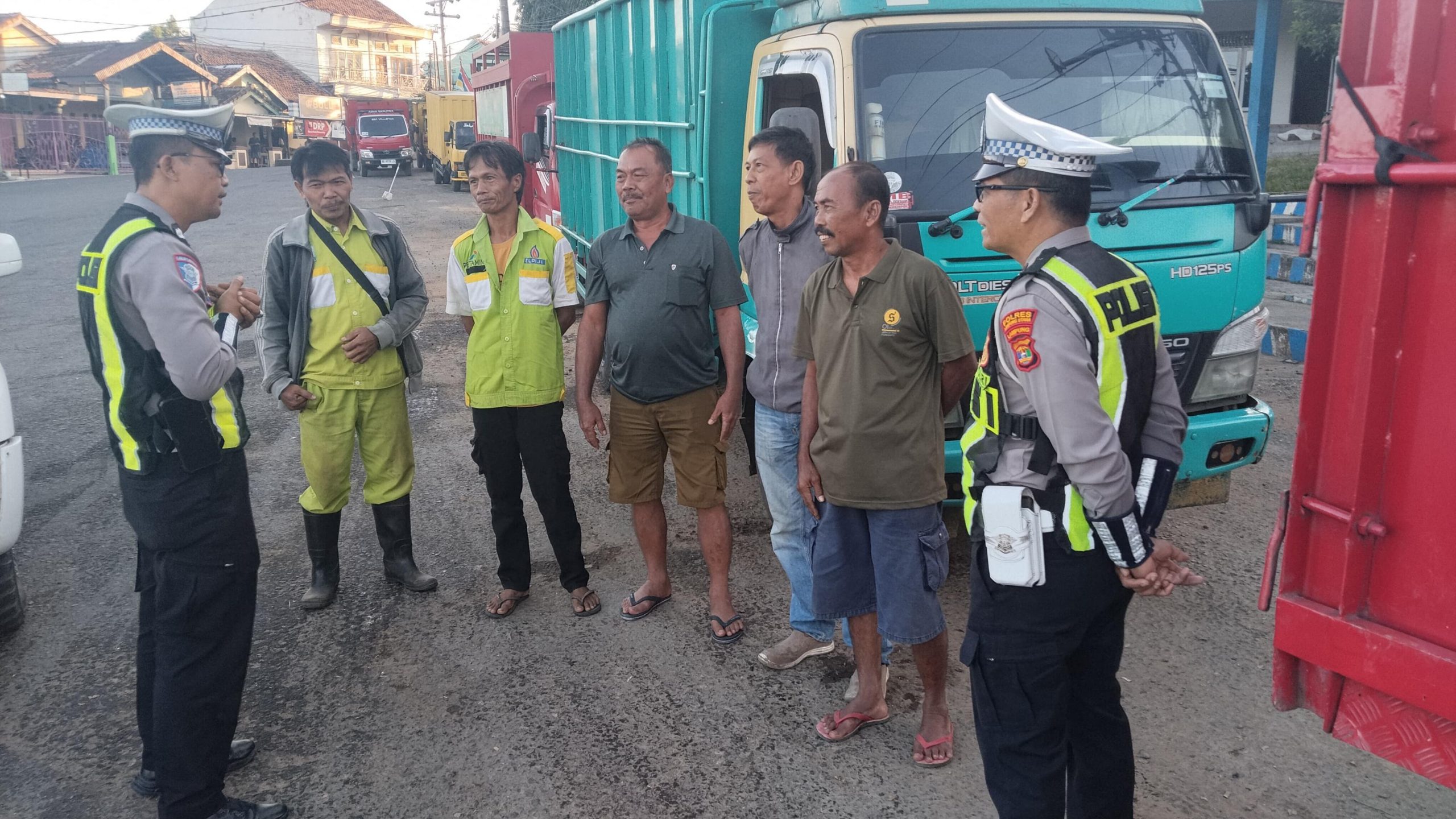 Satlantas Polres Lampung Utara Gelar Polisi Menyapa,Edukasi Sopir Truk Utamakan Keselamatan Berkendara
