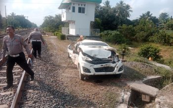 Polres Lampung Utara Olah TKP Kecelakaan Mobil Tertabrak Kereta Api di Sungkai Utara Polres Lampung Utara Olah TKP Kecelakaan Mobil Tertabrak Kereta Api di Sungkai Utara