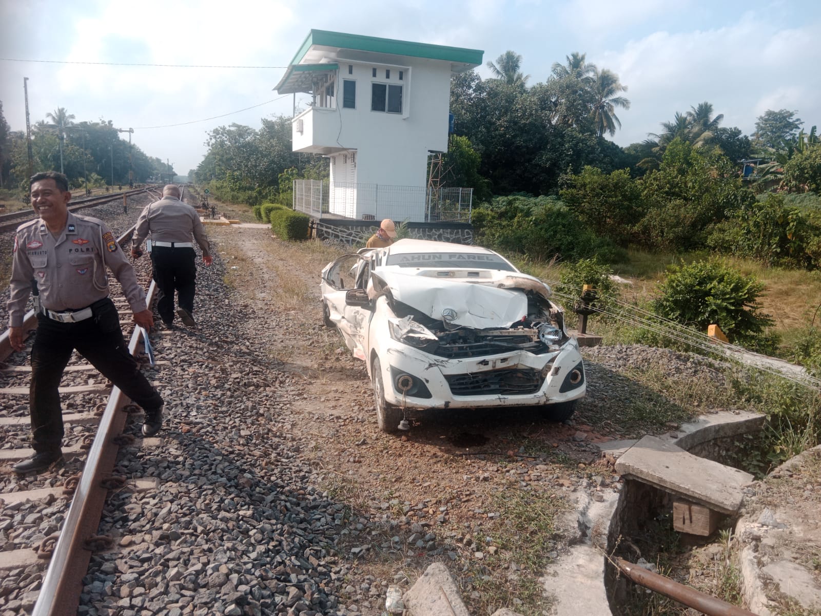 Polres Lampung Utara Olah TKP Kecelakaan Mobil Tertabrak Kereta Api di Sungkai Utara