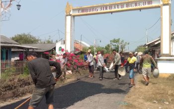 Dari Rakyat untuk Rakyat, Gotong Royong Pengaspalan Jalan Warnai Semangat Warga Karangmukti Dari Rakyat untuk Rakyat, Gotong Royong Pengaspalan Jalan Warnai Semangat Warga Karangmukti
