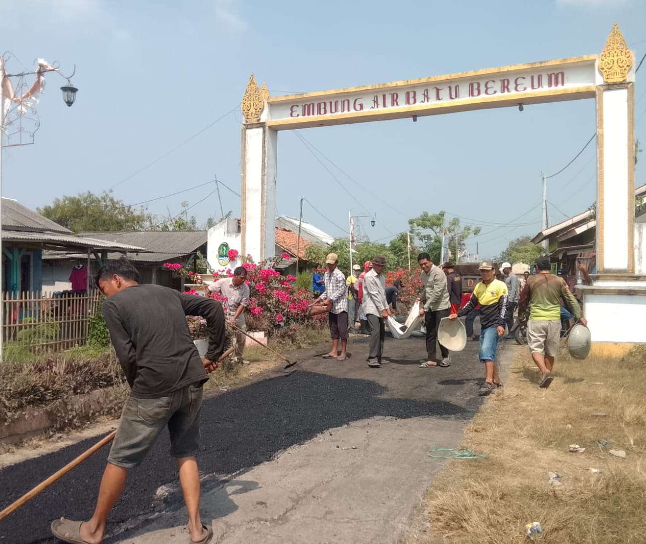 Dari Rakyat untuk Rakyat, Gotong Royong Pengaspalan Jalan Warnai Semangat Warga Karangmukti