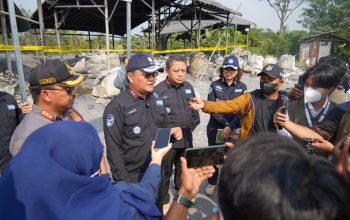 Kementerian LH Tindak Tegas Pelaku Peleburan Aluminium Ilegal di Kawasan Permukiman Kabupaten Tangerang Kementerian LH Tindak Tegas Pelaku Peleburan Aluminium Ilegal di Kawasan Permukiman Kabupaten Tangerang