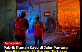 Pabrik Rumah Kayu di Jalur Pantura desa Pilangsari Jatibarang Terbakar, Satu Rumah Warga Ikut Hangus
