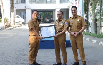 Reformasi Birokrasi Kota Cimahi Melesat, Raih Predikat A- dan Masuk 7 Besar Terbaik di Jawa Barat CIMAHI – Pemerintah Kota Cimahi kembali menorehkan prestasi dalam pelaksanaan Reformasi Birokrasi (RB). Berdasarkan hasil evaluasi Tahun 2025, Kota Cimahi berhasil meraih nilai Indeks Reformasi Birokrasi sebesar 89,64 dengan predikat A-, sekaligus menempati peringkat ke-7 dari 27 kabupaten/kota di Jawa Barat. Capaian tersebut diumumkan dalam apel pagi yang dirangkaikan dengan penyerahan sertifikat hasil evaluasi internal Reformasi Birokrasi Tahun 2025 kepada seluruh perangkat daerah di lingkungan Pemerintah Kota Cimahi, Senin (6/7/2026). Apel dipimpin langsung oleh Wali Kota Cimahi, Ngatiyana, dan dihadiri Wakil Wali Kota Adhitia Yudisthira, Sekretaris Daerah Kota Cimahi, para asisten, staf ahli, kepala perangkat daerah, pejabat administrator, pengawas, pejabat fungsional, serta seluruh aparatur sipil negara (ASN). Dalam amanatnya, Wali Kota Cimahi Ngatiyana menyampaikan apresiasi kepada seluruh perangkat daerah yang telah berkontribusi dalam peningkatan kualitas Reformasi Birokrasi. Menurutnya, nilai RB Kota Cimahi mengalami kenaikan sebesar 3,35 poin dibandingkan tahun sebelumnya yang mencapai 86,29 pada 2024. "Saya ucapkan terima kasih atas kontribusi dan kerja sama seluruh Perangkat Daerah, Tim RB Kota, serta Tim RB Perangkat Daerah. Peningkatan nilai Reformasi Birokrasi ini menunjukkan komitmen kuat Pemerintah Kota Cimahi dalam mewujudkan birokrasi yang bersih, akuntabel, efektif, adaptif, serta mampu memberikan pelayanan publik yang semakin berkualitas dan berdampak bagi masyarakat," ujar Ngatiyana. Berdasarkan hasil evaluasi internal, Dinas Komunikasi dan Informatika Kota Cimahi menjadi perangkat daerah dengan capaian tertinggi, meraih nilai 91,61 dengan predikat AA. Posisi berikutnya ditempati Dinas Penanaman Modal dan Pelayanan Terpadu Satu Pintu dengan nilai 87,97, disusul Badan Kepegawaian dan Pengembangan Sumber Daya Manusia Daerah dengan nilai 87,76, Dinas Pekerjaan Umum dan Penataan Ruang dengan nilai 87,53, serta Kecamatan Cimahi Selatan yang memperoleh nilai 87,23. Evaluasi internal Reformasi Birokrasi merupakan penilaian mandiri yang dilakukan Tim Reformasi Birokrasi Internal untuk mengukur kemajuan pelaksanaan rencana aksi di setiap perangkat daerah. Proses evaluasi mengacu pada PermenPANRB Nomor 9 Tahun 2023 dengan fokus pada dua area utama, yaitu perubahan manajemen yang mencakup perubahan pola pikir dan budaya kerja, serta penataan tata laksana pemerintahan. Selain mengukur kemajuan implementasi Reformasi Birokrasi, evaluasi juga bertujuan memastikan penggunaan anggaran berjalan sejalan dengan hasil kinerja yang dicapai. Lebih jauh, evaluasi ini diharapkan mampu memastikan manfaat Reformasi Birokrasi benar-benar dirasakan masyarakat melalui pelayanan publik yang semakin cepat, tepat, transparan, dan akuntabel. Sebagai instrumen pengendalian birokrasi, hasil evaluasi juga menjadi dasar dalam menyusun langkah-langkah strategis guna memperbaiki tata kelola pemerintahan, mengidentifikasi berbagai aspek yang masih perlu ditingkatkan, sekaligus memastikan sasaran pembangunan birokrasi dapat tercapai secara optimal. Pelaksanaan evaluasi dilakukan melalui tiga tahapan, yakni Penilaian Mandiri (Self-Assessment) oleh perangkat daerah dengan melengkapi data dukung atas indikator kinerja, dilanjutkan Reviu dan Verifikasi oleh Tim Inspektorat atau asesor internal untuk memastikan kualitas dan akuntabilitas data, serta Tindak Lanjut berupa penyusunan rekomendasi strategis sebagai dasar perbaikan berkelanjutan pada rencana aksi Reformasi Birokrasi di tahun berikutnya. Dengan capaian tersebut, Pemerintah Kota Cimahi menegaskan komitmennya untuk terus menghadirkan tata kelola pemerintahan yang profesional, bersih, adaptif, dan berorientasi pada peningkatan kualitas pelayanan publik bagi seluruh masyarakat. Reformasi Birokrasi Kota Cimahi Melesat, Raih Predikat A- dan Masuk 7 Besar Terbaik di Jawa Barat CIMAHI – Pemerintah Kota Cimahi kembali menorehkan prestasi dalam pelaksanaan Reformasi Birokrasi (RB). Berdasarkan hasil evaluasi Tahun 2025, Kota Cimahi berhasil meraih nilai Indeks Reformasi Birokrasi sebesar 89,64 dengan predikat A-, sekaligus menempati peringkat ke-7 dari 27 kabupaten/kota di Jawa Barat. Capaian tersebut diumumkan dalam apel pagi yang dirangkaikan dengan penyerahan sertifikat hasil evaluasi internal Reformasi Birokrasi Tahun 2025 kepada seluruh perangkat daerah di lingkungan Pemerintah Kota Cimahi, Senin (6/7/2026). Apel dipimpin langsung oleh Wali Kota Cimahi, Ngatiyana, dan dihadiri Wakil Wali Kota Adhitia Yudisthira, Sekretaris Daerah Kota Cimahi, para asisten, staf ahli, kepala perangkat daerah, pejabat administrator, pengawas, pejabat fungsional, serta seluruh aparatur sipil negara (ASN). Dalam amanatnya, Wali Kota Cimahi Ngatiyana menyampaikan apresiasi kepada seluruh perangkat daerah yang telah berkontribusi dalam peningkatan kualitas Reformasi Birokrasi. Menurutnya, nilai RB Kota Cimahi mengalami kenaikan sebesar 3,35 poin dibandingkan tahun sebelumnya yang mencapai 86,29 pada 2024. "Saya ucapkan terima kasih atas kontribusi dan kerja sama seluruh Perangkat Daerah, Tim RB Kota, serta Tim RB Perangkat Daerah. Peningkatan nilai Reformasi Birokrasi ini menunjukkan komitmen kuat Pemerintah Kota Cimahi dalam mewujudkan birokrasi yang bersih, akuntabel, efektif, adaptif, serta mampu memberikan pelayanan publik yang semakin berkualitas dan berdampak bagi masyarakat," ujar Ngatiyana. Berdasarkan hasil evaluasi internal, Dinas Komunikasi dan Informatika Kota Cimahi menjadi perangkat daerah dengan capaian tertinggi, meraih nilai 91,61 dengan predikat AA. Posisi berikutnya ditempati Dinas Penanaman Modal dan Pelayanan Terpadu Satu Pintu dengan nilai 87,97, disusul Badan Kepegawaian dan Pengembangan Sumber Daya Manusia Daerah dengan nilai 87,76, Dinas Pekerjaan Umum dan Penataan Ruang dengan nilai 87,53, serta Kecamatan Cimahi Selatan yang memperoleh nilai 87,23. Evaluasi internal Reformasi Birokrasi merupakan penilaian mandiri yang dilakukan Tim Reformasi Birokrasi Internal untuk mengukur kemajuan pelaksanaan rencana aksi di setiap perangkat daerah. Proses evaluasi mengacu pada PermenPANRB Nomor 9 Tahun 2023 dengan fokus pada dua area utama, yaitu perubahan manajemen yang mencakup perubahan pola pikir dan budaya kerja, serta penataan tata laksana pemerintahan. Selain mengukur kemajuan implementasi Reformasi Birokrasi, evaluasi juga bertujuan memastikan penggunaan anggaran berjalan sejalan dengan hasil kinerja yang dicapai. Lebih jauh, evaluasi ini diharapkan mampu memastikan manfaat Reformasi Birokrasi benar-benar dirasakan masyarakat melalui pelayanan publik yang semakin cepat, tepat, transparan, dan akuntabel. Sebagai instrumen pengendalian birokrasi, hasil evaluasi juga menjadi dasar dalam menyusun langkah-langkah strategis guna memperbaiki tata kelola pemerintahan, mengidentifikasi berbagai aspek yang masih perlu ditingkatkan, sekaligus memastikan sasaran pembangunan birokrasi dapat tercapai secara optimal. Pelaksanaan evaluasi dilakukan melalui tiga tahapan, yakni Penilaian Mandiri (Self-Assessment) oleh perangkat daerah dengan melengkapi data dukung atas indikator kinerja, dilanjutkan Reviu dan Verifikasi oleh Tim Inspektorat atau asesor internal untuk memastikan kualitas dan akuntabilitas data, serta Tindak Lanjut berupa penyusunan rekomendasi strategis sebagai dasar perbaikan berkelanjutan pada rencana aksi Reformasi Birokrasi di tahun berikutnya. Dengan capaian tersebut, Pemerintah Kota Cimahi menegaskan komitmennya untuk terus menghadirkan tata kelola pemerintahan yang profesional, bersih, adaptif, dan berorientasi pada peningkatan kualitas pelayanan publik bagi seluruh masyarakat.