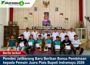 Pemdes Jatibarang Baru Berikan Bonus Pembinaan kepada Pemain Juara Piala Bupati Indramayu 2026