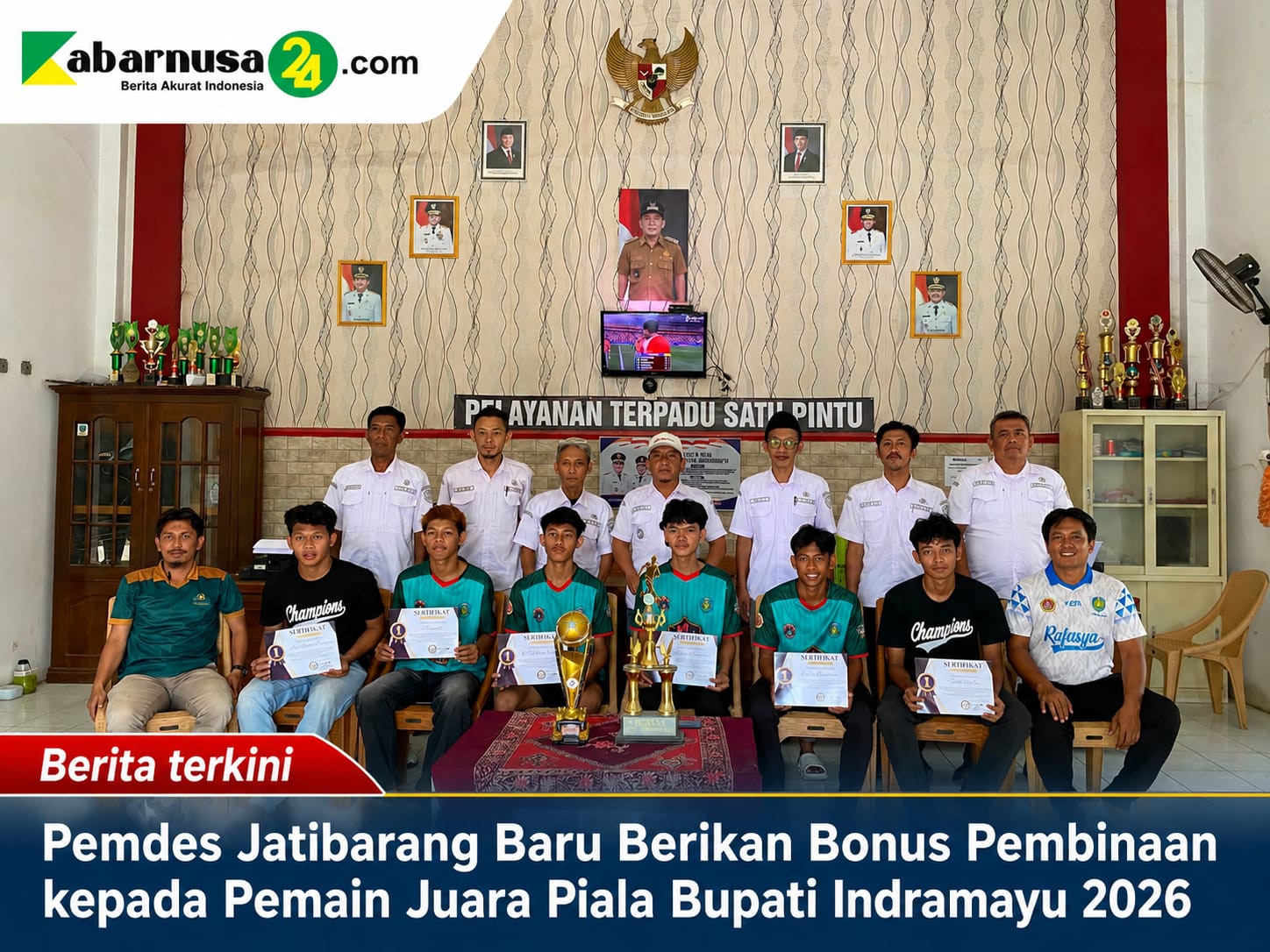 Pemdes Jatibarang Baru Berikan Bonus Pembinaan kepada Pemain Juara Piala Bupati Indramayu 2026