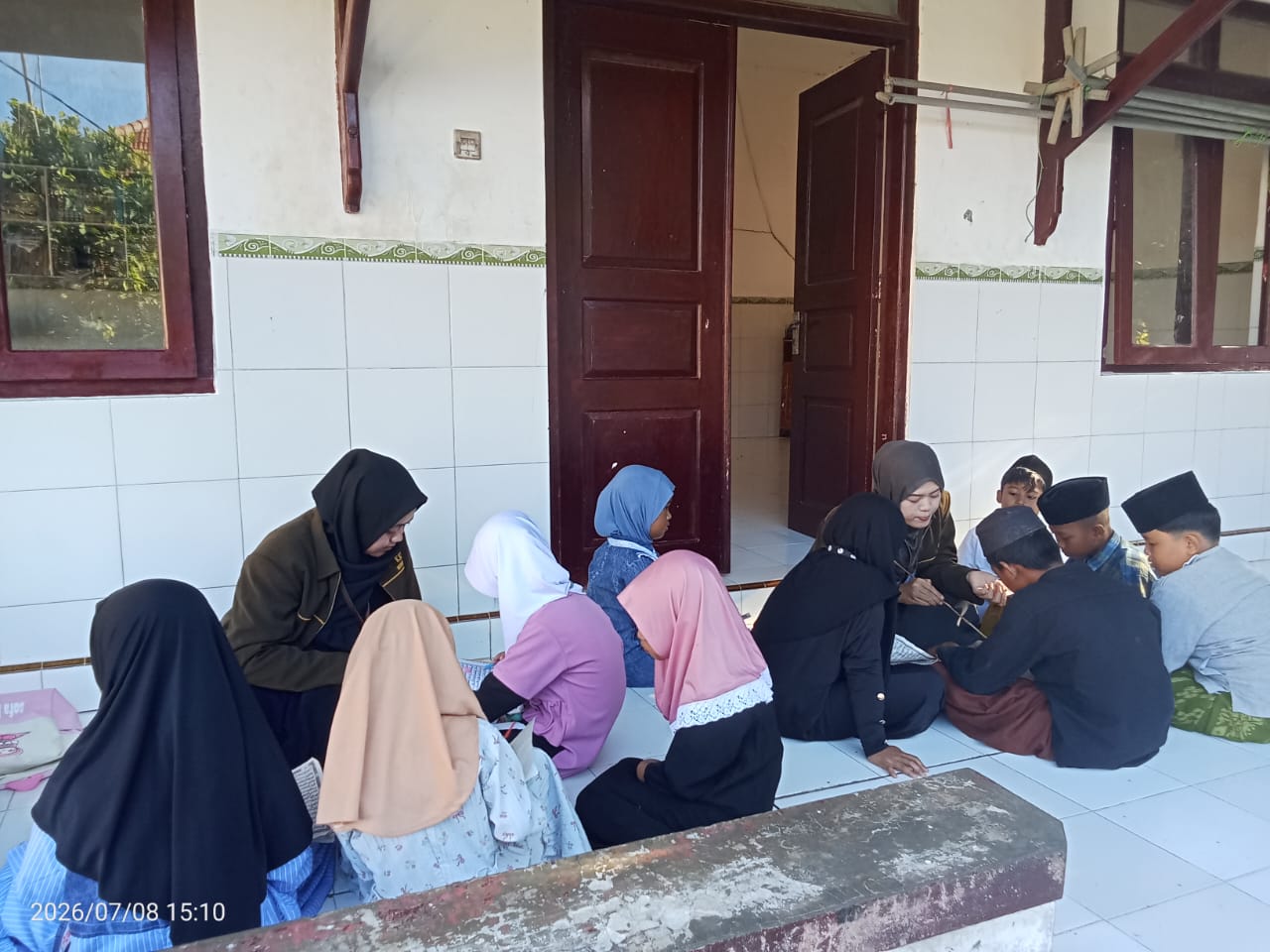 Mahasiswa KKN Posko 37 UNIB Ibrahimy Sukorejo Tanamkan Nilai Keislaman, Mengajar Santri di Musholla Dzurratul Mansur Al-Mansuri