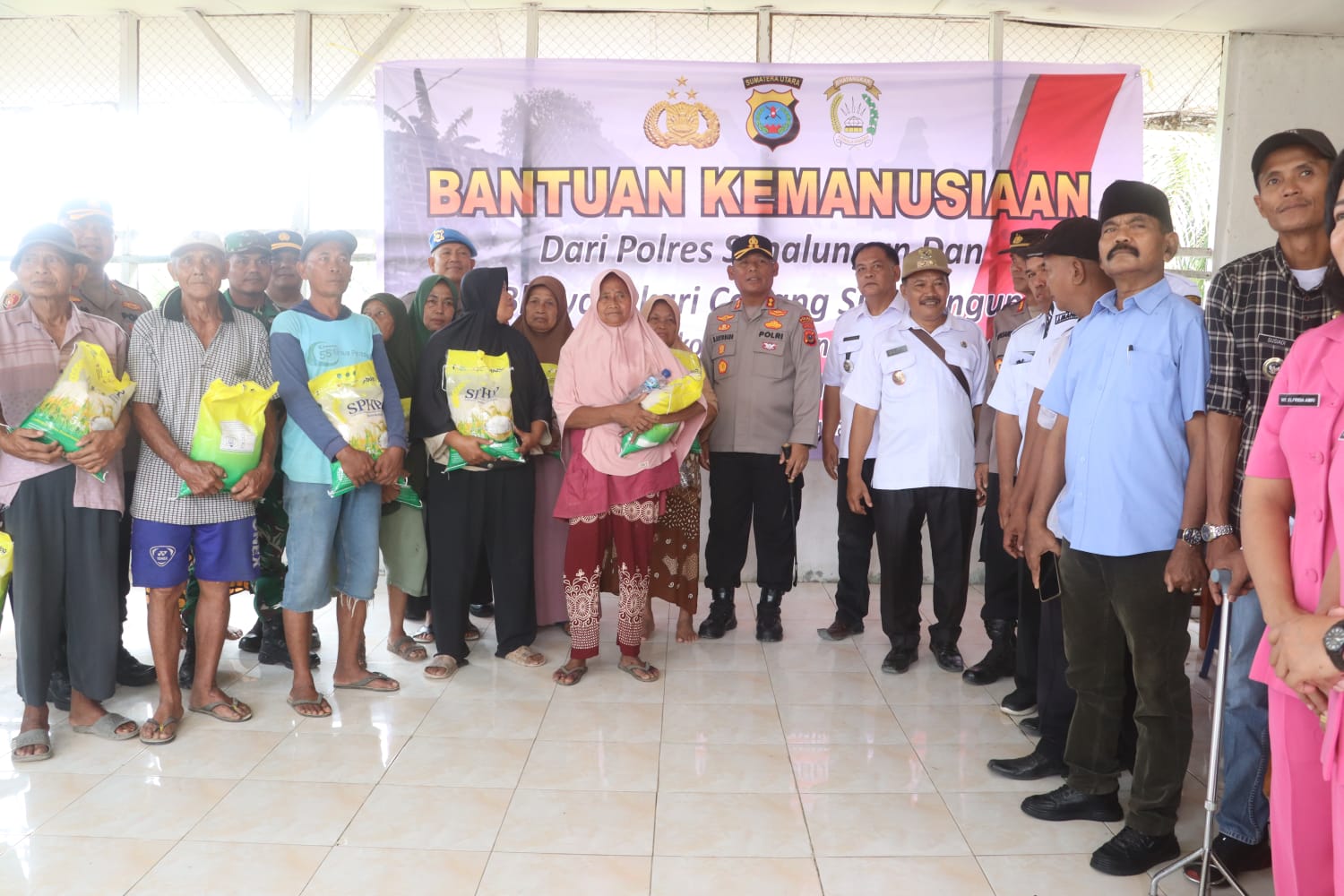Kapolres Simalungun Turun Langsung, Salurkan Bantuan Kemanusiaan bagi Korban Angin Puting Beliung di Pematang Bandar