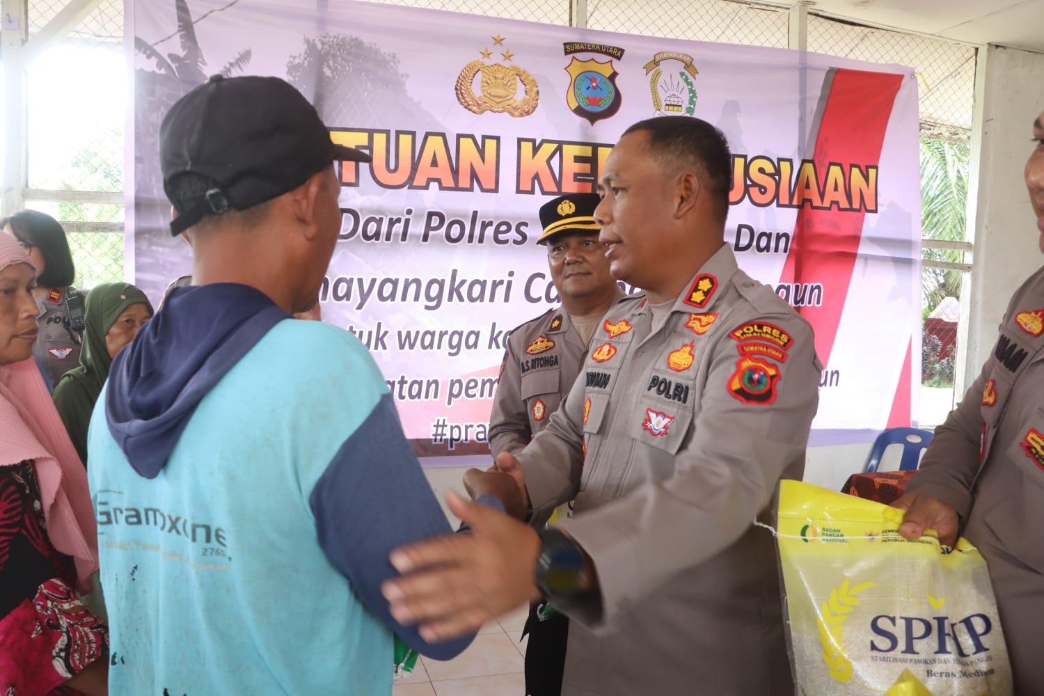 Kapolres Simalungun Turun Langsung, Salurkan Bantuan Kemanusiaan bagi Korban Angin Puting Beliung di Pematang Bandar Kapolres Simalungun Turun Langsung, Salurkan Bantuan Kemanusiaan bagi Korban Angin Puting Beliung di Pematang Bandar
