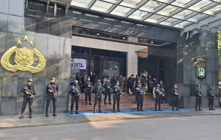 Ada Apa Puluhan Brimob Jaga Ketat di Lobby Gedung Promoter Polda Metro Jaya