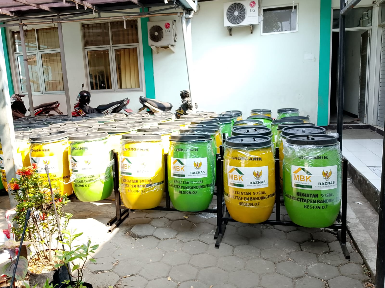 Kegiatan Sosial PT MBK Ventura Hadir di Margaasih, Puluhan Posyandu Terima Bantuan Tong Sampah