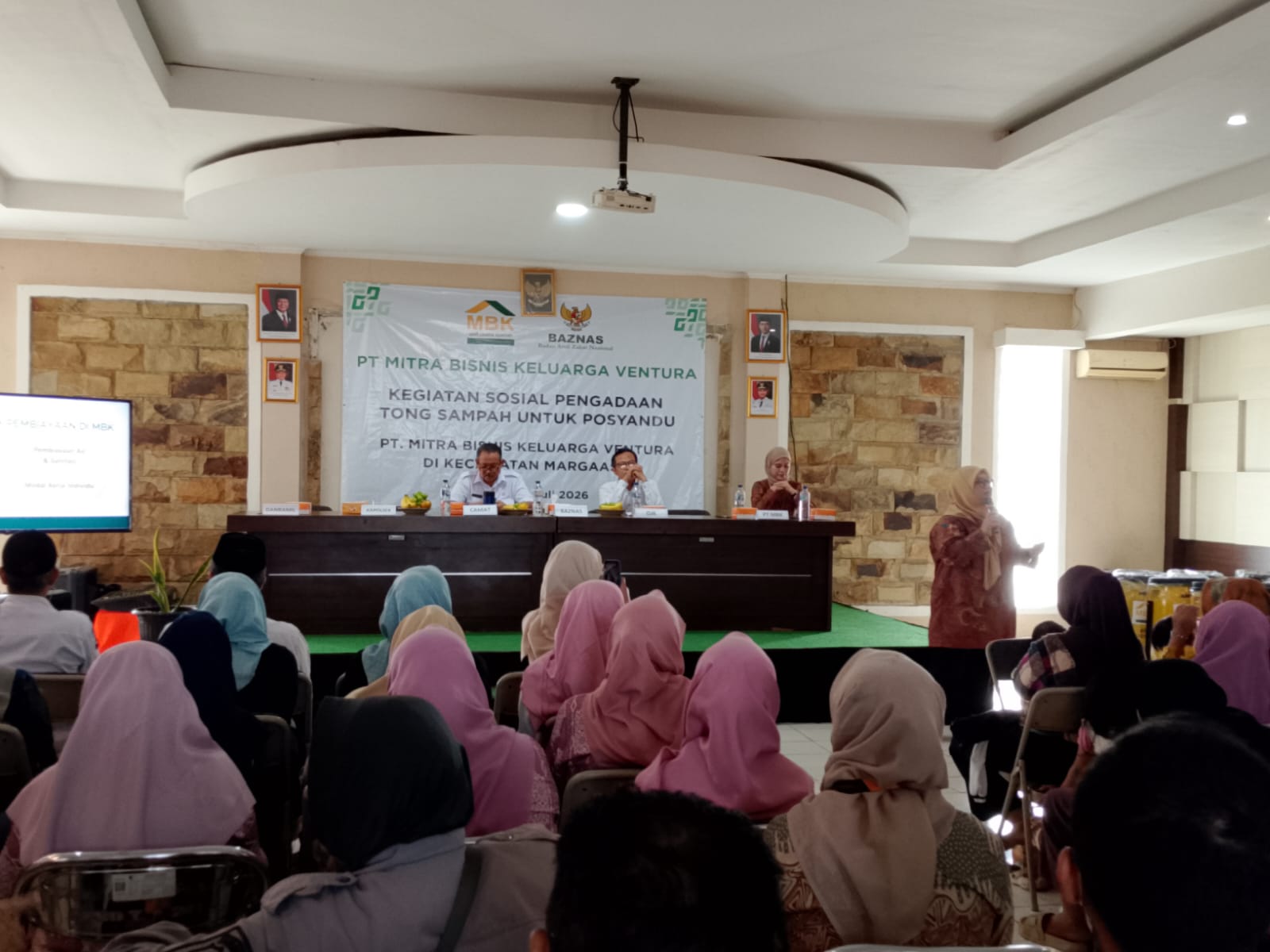 Kegiatan Sosial PT MBK Ventura Hadir di Margaasih, Puluhan Posyandu Terima Bantuan Tong Sampah