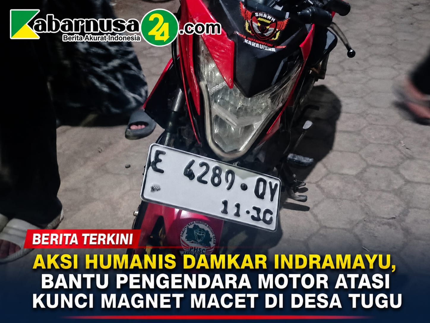 Aksi Humanis Damkar Indramayu, Bantu Pengendara Motor Atasi Kunci Magnet Macet di Desa Tugu