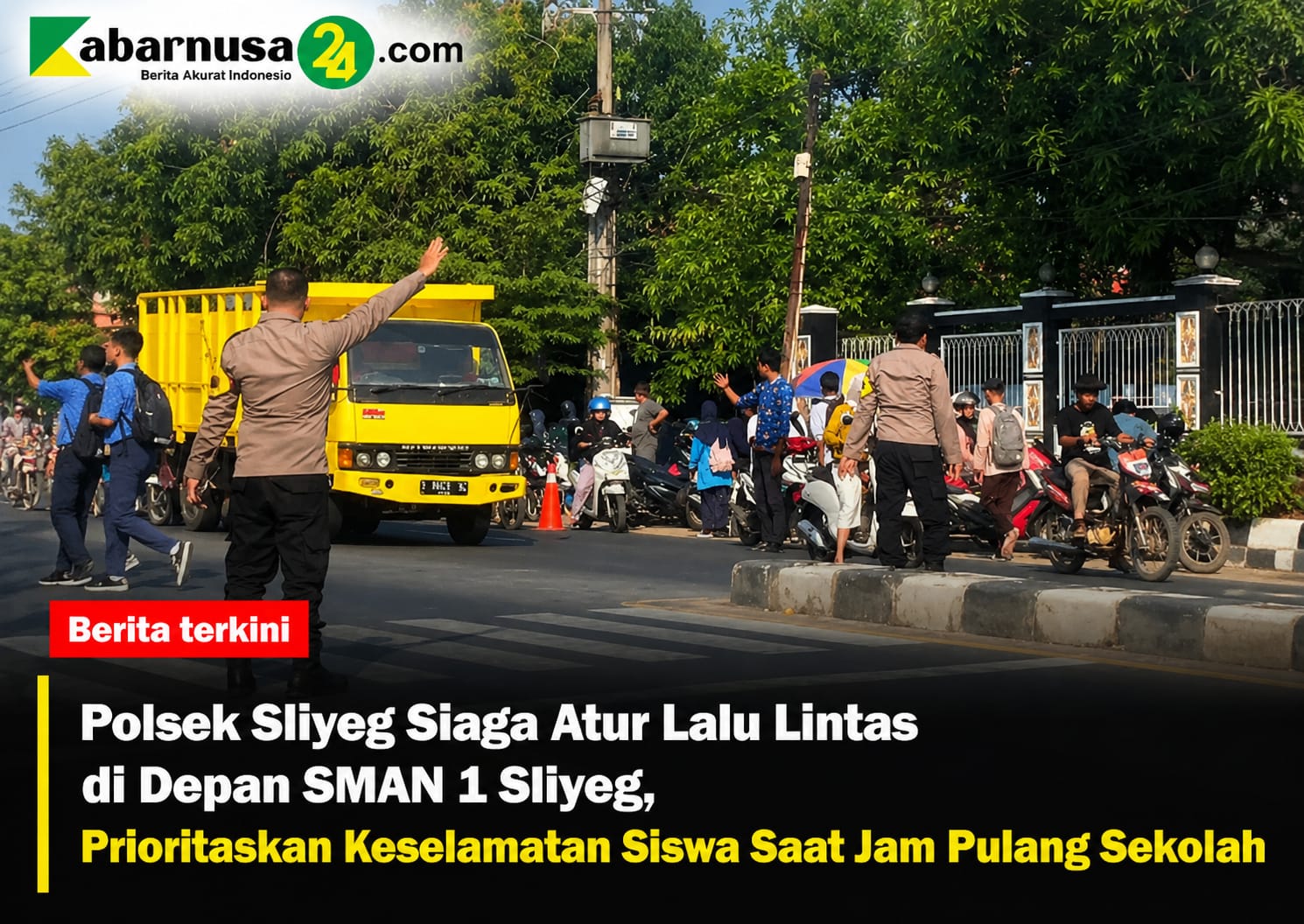 Polsek Sliyeg Siaga Atur Lalu Lintas di Depan SMAN 1 Sliyeg, Prioritaskan Keselamatan Siswa Saat Jam Pulang Sekolah