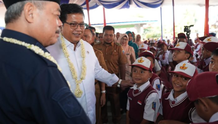 Kunjungi Kawasan Transmigrasi di Lahat, Wamen Viva Yoga: Rehabilitas Sekolah dan Sertipikati Lahan Segera Kita Tuntaskan