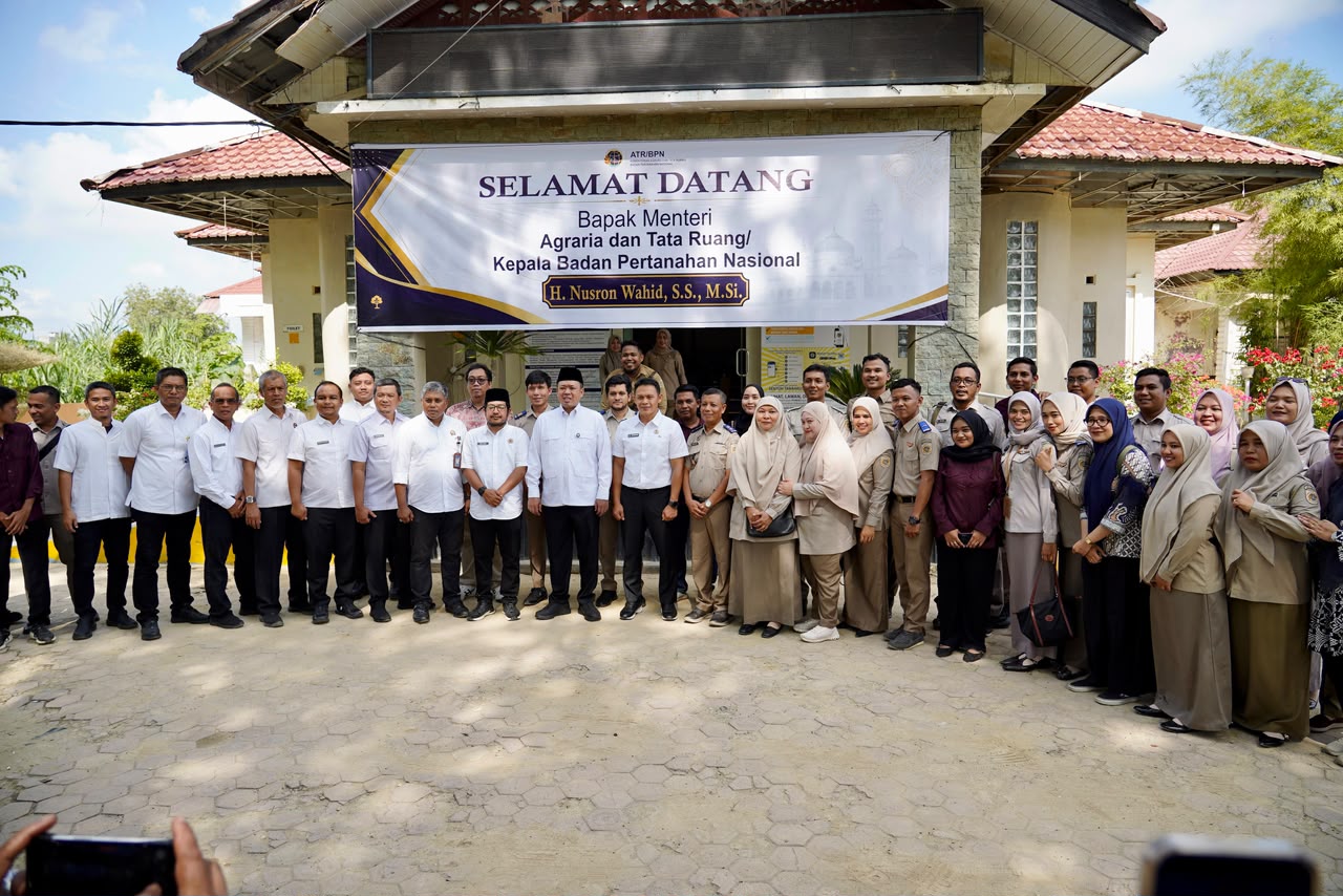 Wujud Peduli Korban Bencana, Menteri Nusron Tinjau Kantah Kabupaten Aceh Tamiang Pascabencana Hidrometeorologi Sumatera 2025 Wujud Peduli Korban Bencana, Menteri Nusron Tinjau Kantah Kabupaten Aceh Tamiang Pascabencana Hidrometeorologi Sumatera 2025