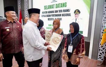 Pascabencana di Aceh Tamiang, Menteri Nusron Targetkan 2000 Sertipikat Selesai Dipulihkan Akhir Desember Pascabencana di Aceh Tamiang, Menteri Nusron Targetkan 2000 Sertipikat Selesai Dipulihkan Akhir Desember