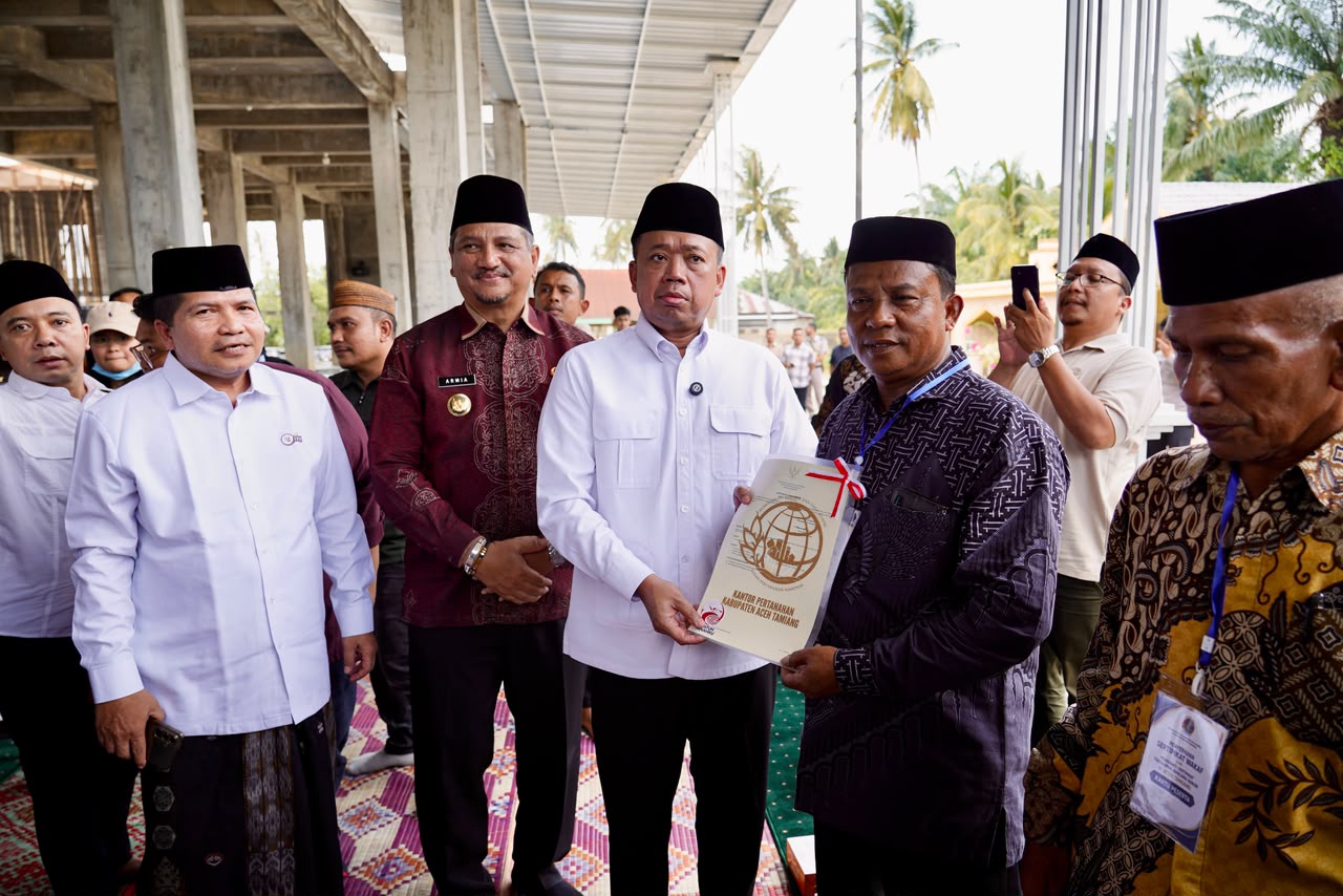 Menteri Nusron Serahkan Sertipikat Wakaf dan Bantuan dari MUI untuk Masjid Salman Alfarisi Aceh Tamiang Menteri Nusron Serahkan Sertipikat Wakaf dan Bantuan dari MUI untuk Masjid Salman Alfarisi Aceh Tamiang