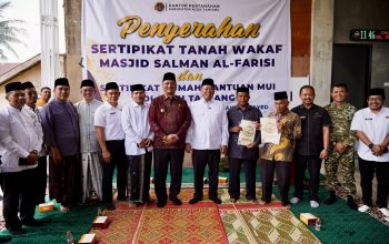Menteri Nusron Serahkan Sertipikat Wakaf dan Bantuan dari MUI untuk Masjid Salman Alfarisi Aceh Tamiang Menteri Nusron Serahkan Sertipikat Wakaf dan Bantuan dari MUI untuk Masjid Salman Alfarisi Aceh Tamiang
