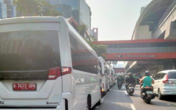 Sudah Ada Plang Larangan, Kendaraan Dinas Plat Merah Milik Kementerian Parkir Sembarang Mencontohkan Tidak Baik ke Masyarakat Sudah Ada Plang Larangan, Kendaraan Dinas Plat Merah Milik Kementerian Parkir Sembarang Mencontohkan Tidak Baik ke Masyarakat