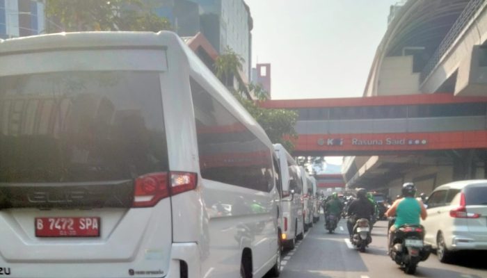 Sudah Ada Plang Larangan, Kendaraan Dinas Plat Merah Milik Kementerian Parkir Sembarang Mencontohkan Tidak Baik ke Masyarakat