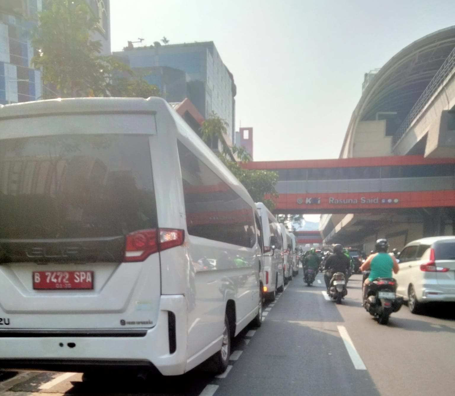 Sudah Ada Plang Larangan, Kendaraan Dinas Plat Merah Milik Kementerian Parkir Sembarang Mencontohkan Tidak Baik ke Masyarakat