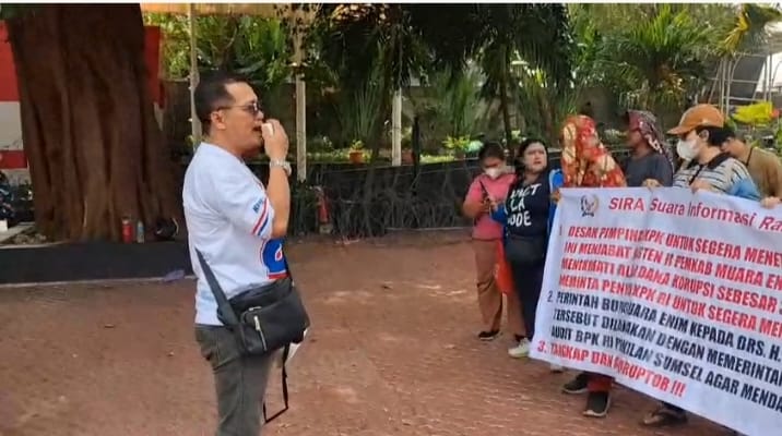 LSM SIRA Dan PST Gelar Aksi Damai di Gedung Merah Putih KPK-RI Terkait Dugaan Kasus Korupsi Bupati Muara Enim