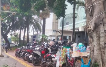 Diduga Dibiarkan Petugas Dishub, Samping Kantor BGN Kendaraan Motor Parkir Diatas Trotoar Diduga Dibiarkan Petugas Dishub, Samping Kantor BGN Kendaraan Motor Parkir Diatas Trotoar